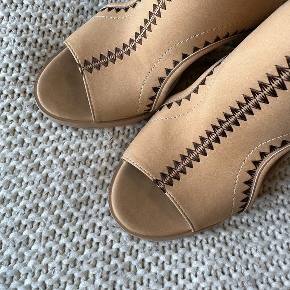 Very Volatile Odette Faux Leather Woven Tan Slingback Sandal Size 9 - Picture 7 of 8